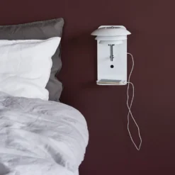 Dyberg Larsen DL20 væglampe H 28 cm m/hylde og USB stik hvid
