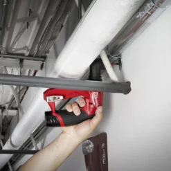 Milwaukee M12 bore-/skruemaskine med udskiftbare hoveder inkl. 2x 2,0Ah batteri og lader