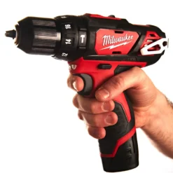 Milwaukee M12 BPD 12V slagboremaskine 2x2.0 Ah batterier og lader i kuffert