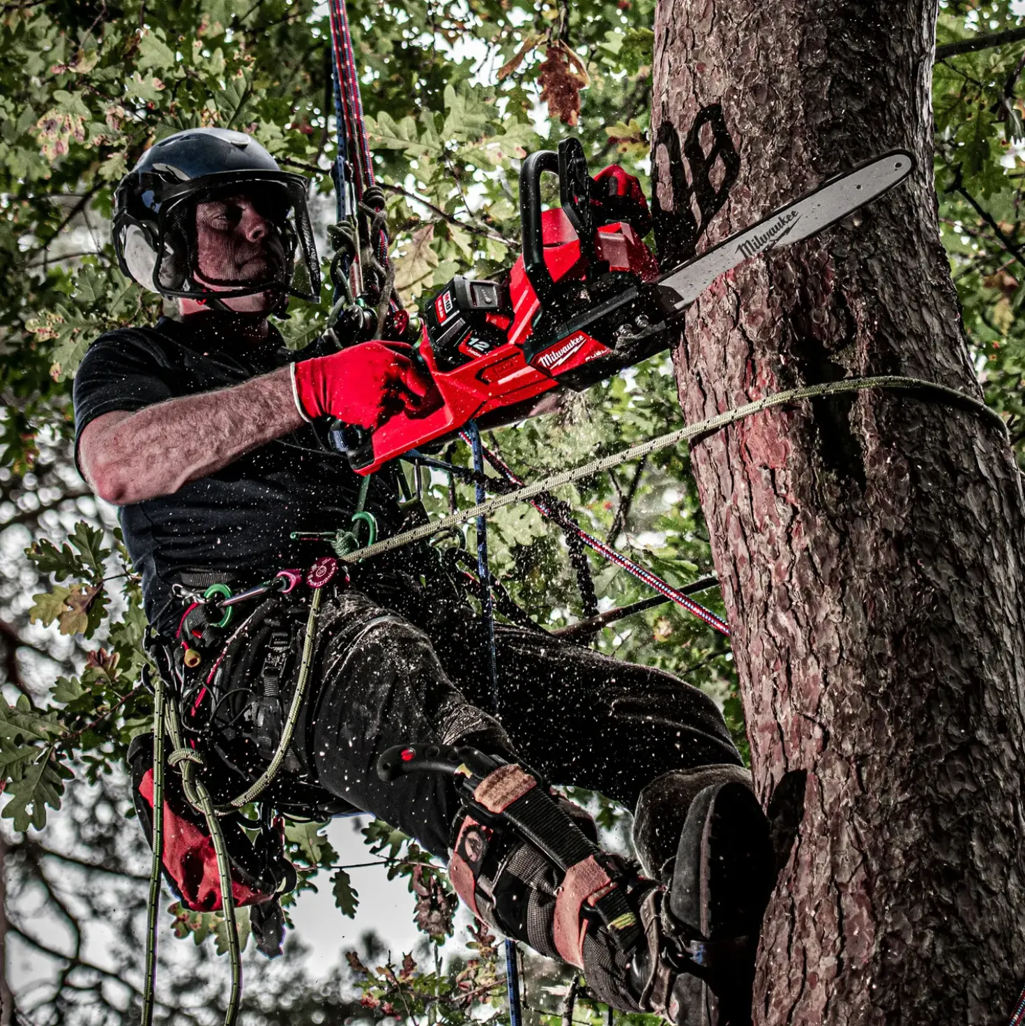 Milwaukee M18 FCHS-121 akku kædesav med batteri og lader