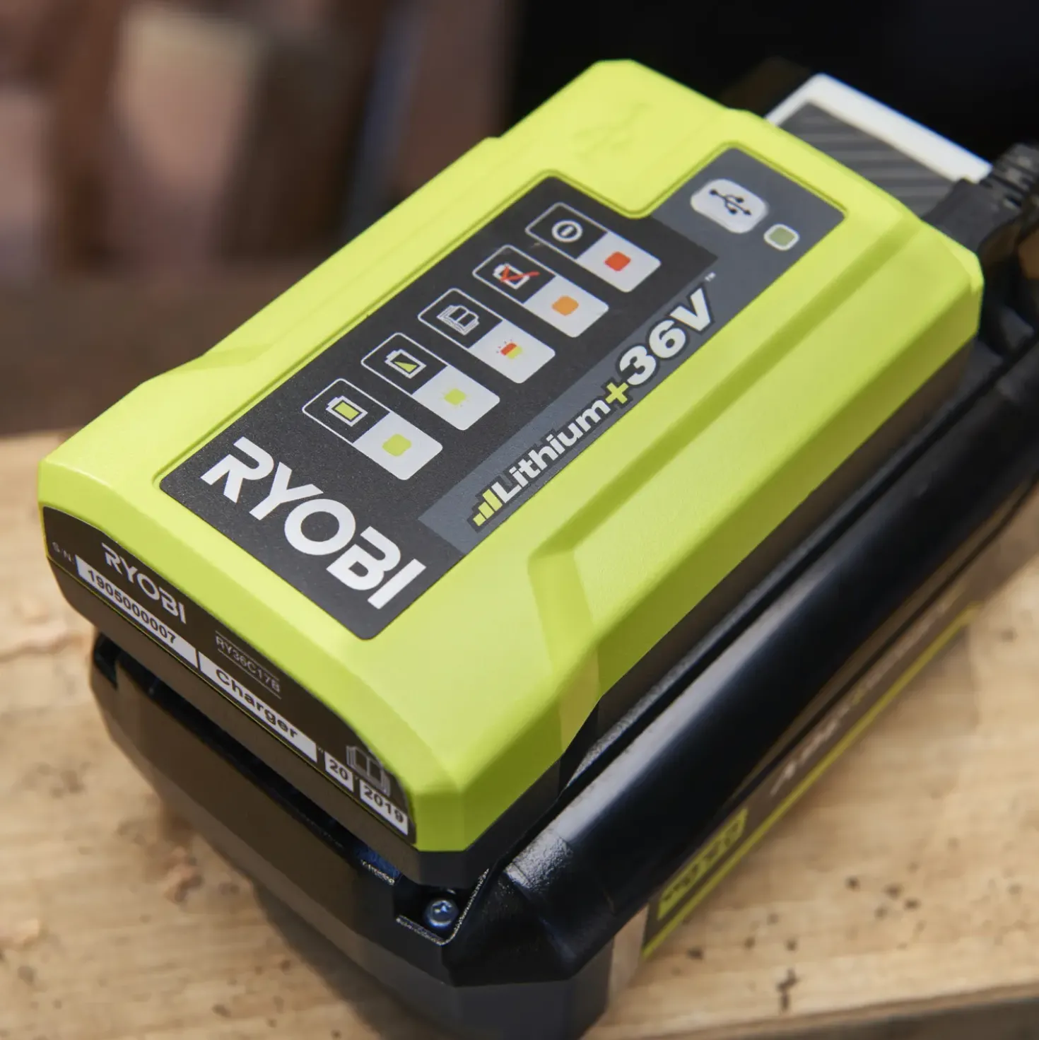 Ryobi RY36C17A 36V MAX POWER lader