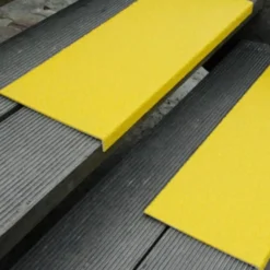 Skridsikker trappetrin grp medium 230x30x600 mm gul