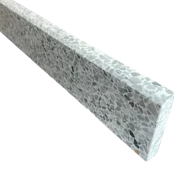 Terrazzo sokkelliste reykjavik slebet overflade og top med fas 40x1,5x7,5 cm