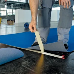 Tesa® 4939 dobbeltklæbende tæppetape 50 mm x 25 m hvid